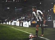 开云体育在线-巴斯托尼爆发！南非决胜局力克洪都拉斯，书写足球新篇章