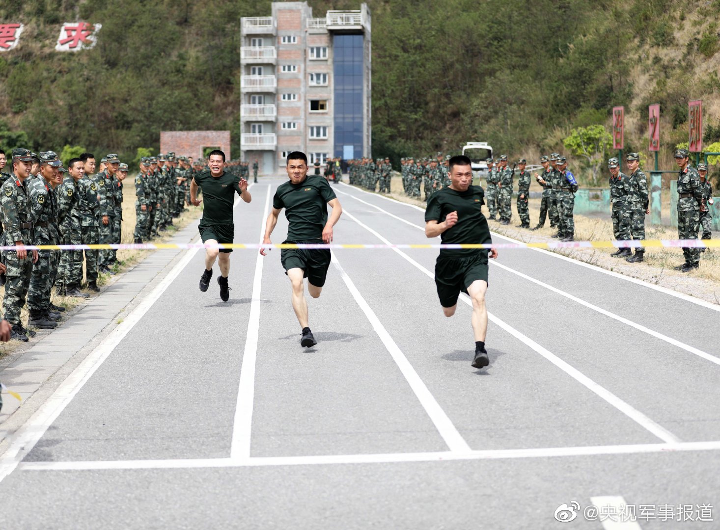 包含激战再起，英雄豪杰鏖战至底！的词条