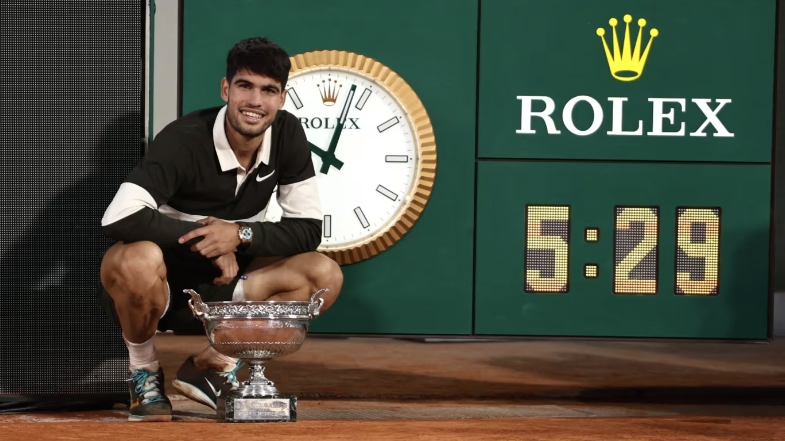 西班牙网球队翻盘英国网球队，阿尔卡拉斯制霸全场的简单介绍