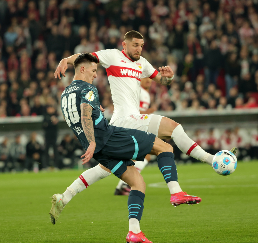 斯图加特球员在比赛中全力以赴