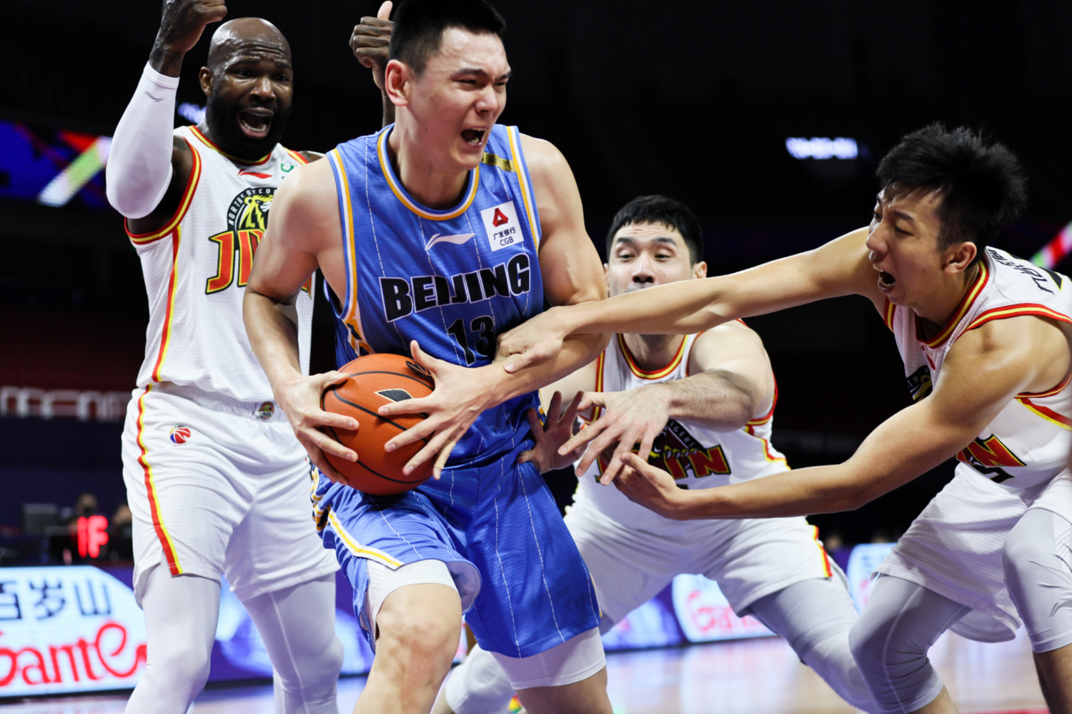 对手实力强劲，球员展现拼搏精神