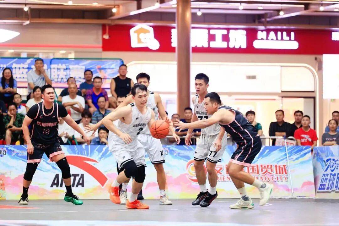 火爆战局！两队在场上激烈对抗