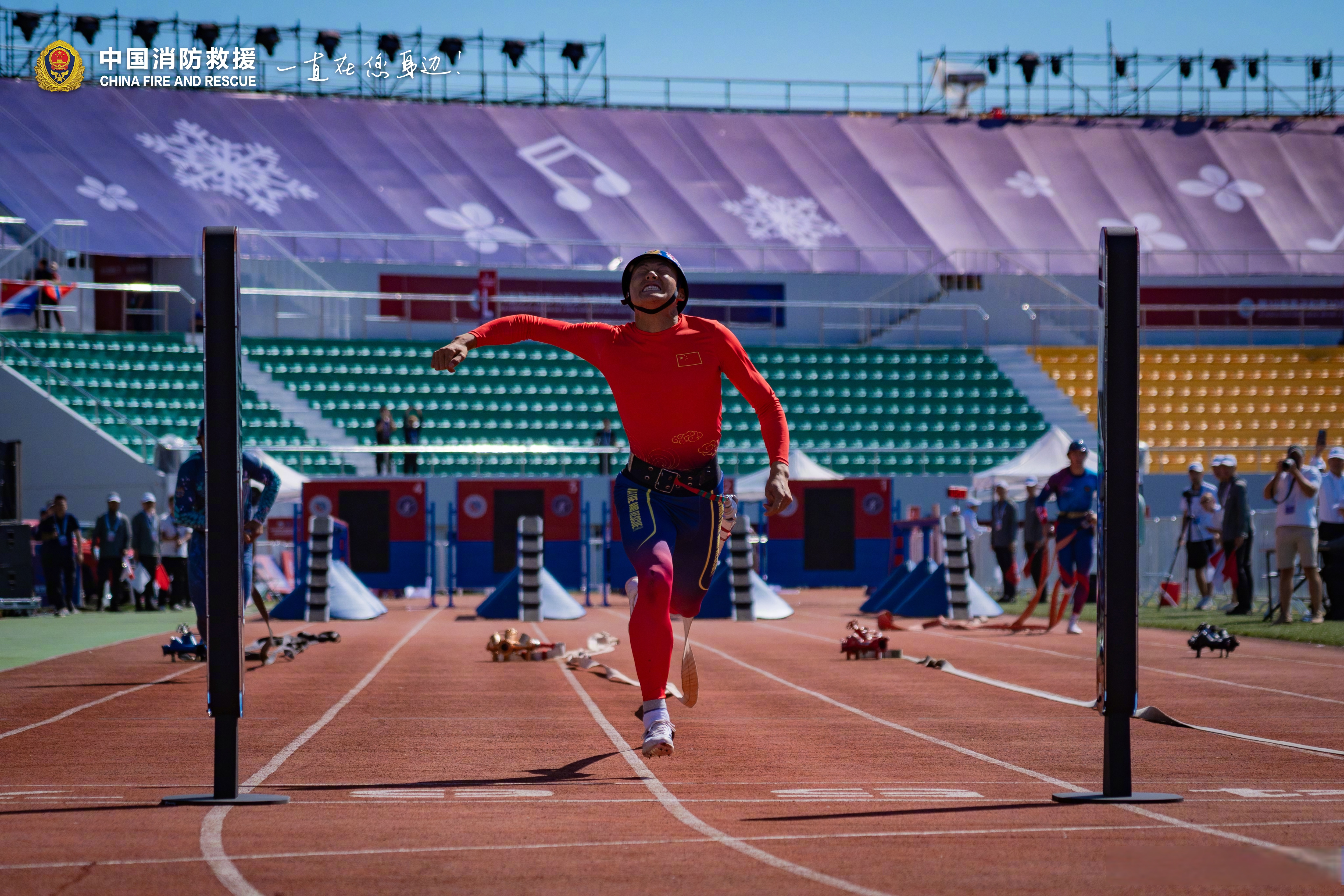关于体育场上擂台热火朝天，冠军身影尽显风采的信息