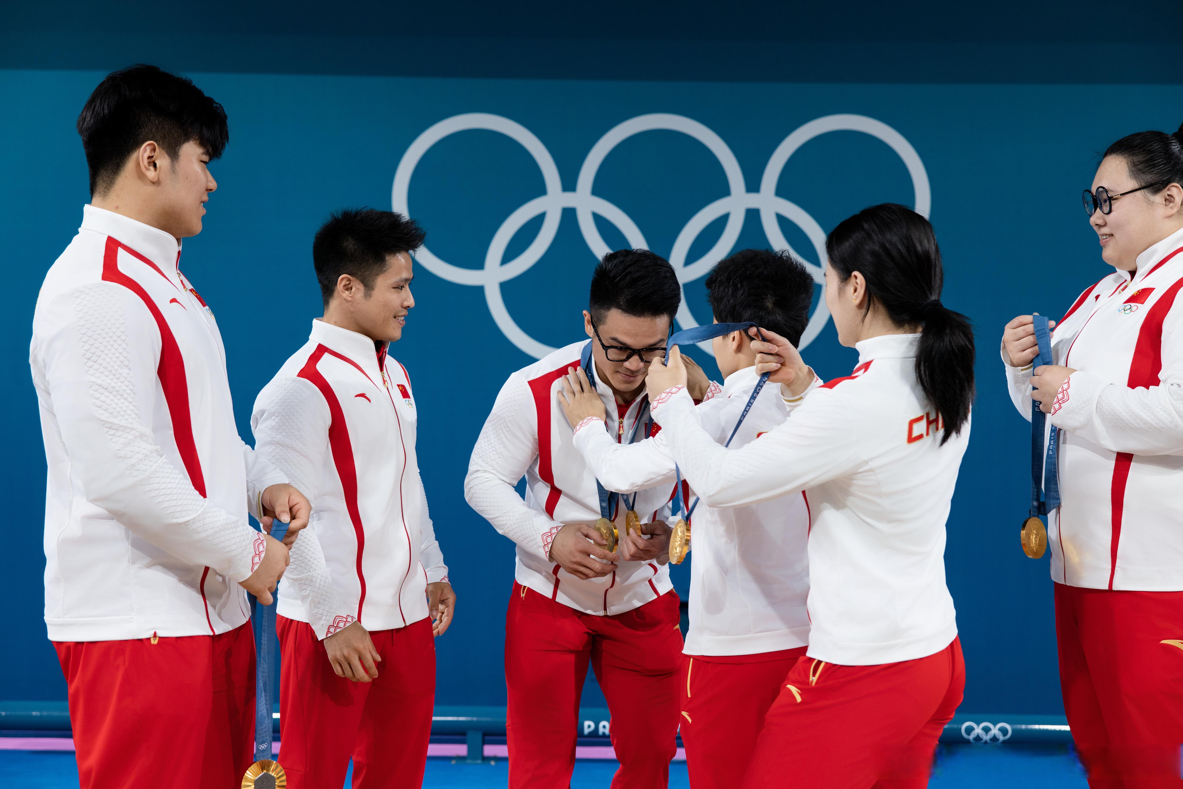 集体拼搏！运动员团队协力夺冠的简单介绍