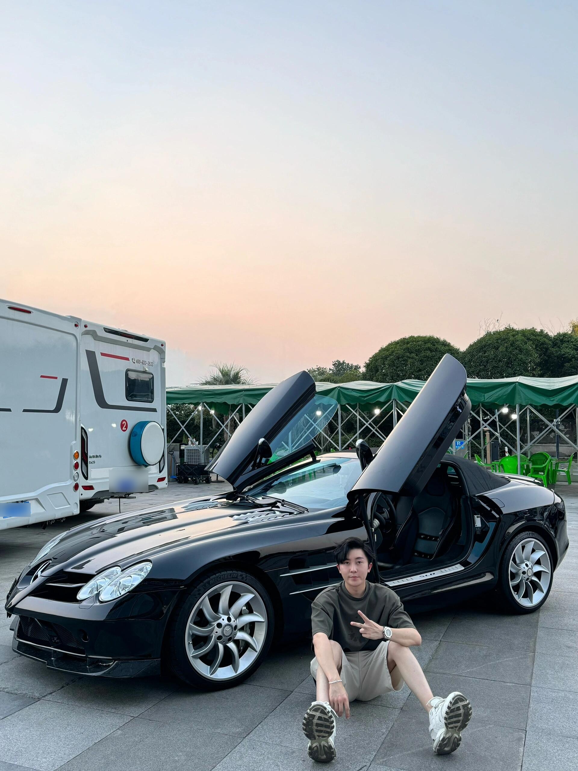 包含梅赛德斯力克迈凯伦，塞恩斯惊艳四座的词条