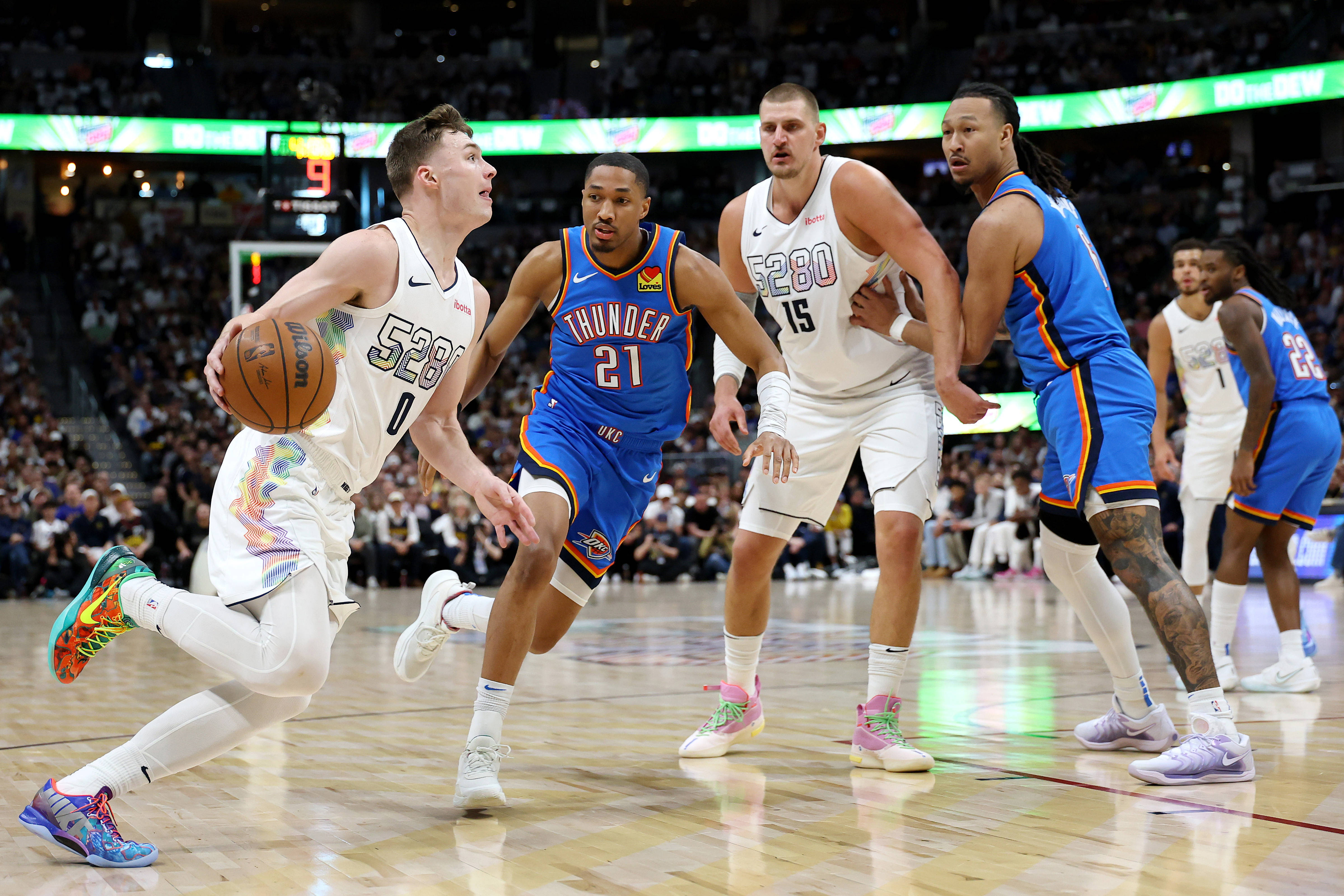 掘金队主场迎战足球队，团队表现出色