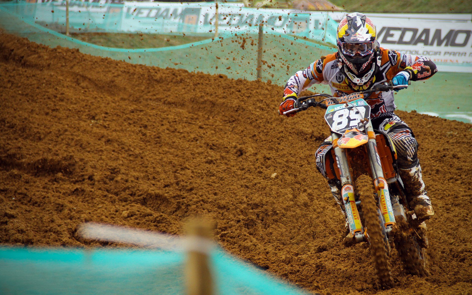 巴萨横扫法国，戈麦斯扛起全队，一场属于团队与领袖的胜利